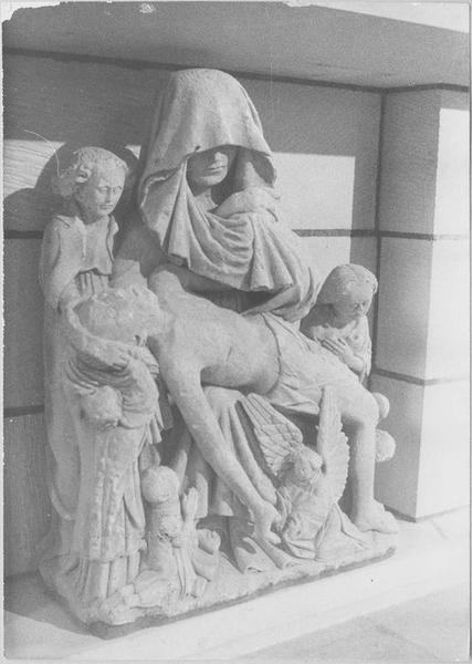 groupe sculpté : Vierge de Pitié, vue générale