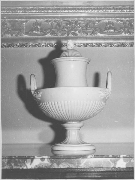 vase décoratif, vue générale - © Ministère de la Culture (France), Médiathèque du patrimoine et de la photographie (objets mobiliers), tous droits réservés