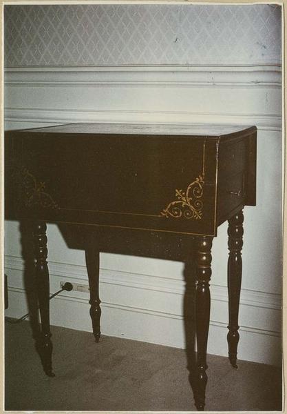 table à ouvrage, vue générale - © Ministère de la Culture (France), Médiathèque du patrimoine et de la photographie (objets mobiliers), tous droits réservés