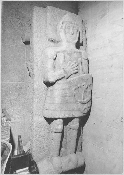 dalle funéraire à effigie en haut-relief d'un chevalier, vue générale - © Ministère de la Culture (France), Médiathèque du patrimoine et de la photographie (objets mobiliers), tous droits réservés