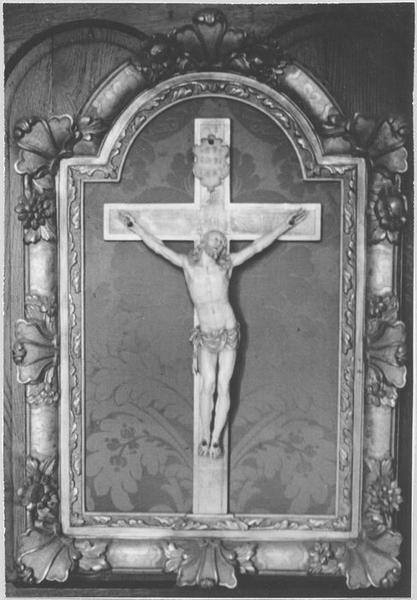 statue, cadre (statuette) : Christ en croix, vue générale - © Ministère de la Culture (France), Médiathèque du patrimoine et de la photographie (objets mobiliers), tous droits réservés