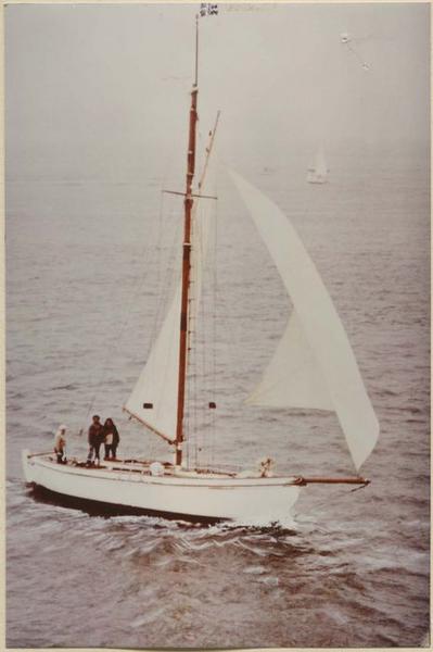 Bateau de plaisance, bateau de croisière, cotre norvégien dit Winibelle II, vue générale