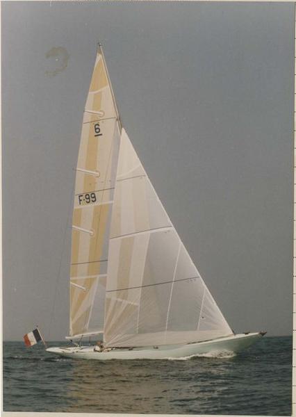 bateau de plaisance, bateau de compétition (sloop bermudien), 6 M JI dit Vert Galant, ex Satchmo, ex Vert Galant III, ex Philae III, ex Jade (F 99), ex Anja, vue du flan tribord en navigation, vue générale - © Ministère de la Culture (France), Médiathèque du patrimoine et de la photographie (objets mobiliers), tous droits réservés