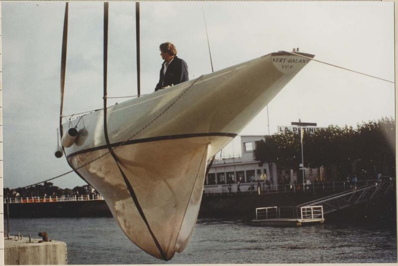 bateau de plaisance, bateau de compétition (sloop bermudien), 6 M JI dit Vert Galant, ex Satchmo, ex Vert Galant III, ex Philae III, ex Jade (F 99), ex Anja : vue de l'étambot et du gouvernail pendant grutage, vue partielle - © Ministère de la Culture (France), Médiathèque du patrimoine et de la photographie (objets mobiliers), tous droits réservés