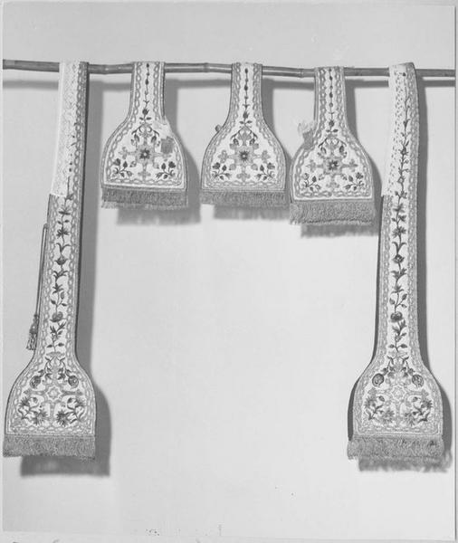 étoles, manipules, vue générale - © Ministère de la Culture (France), Médiathèque du patrimoine et de la photographie (objets mobiliers), tous droits réservés