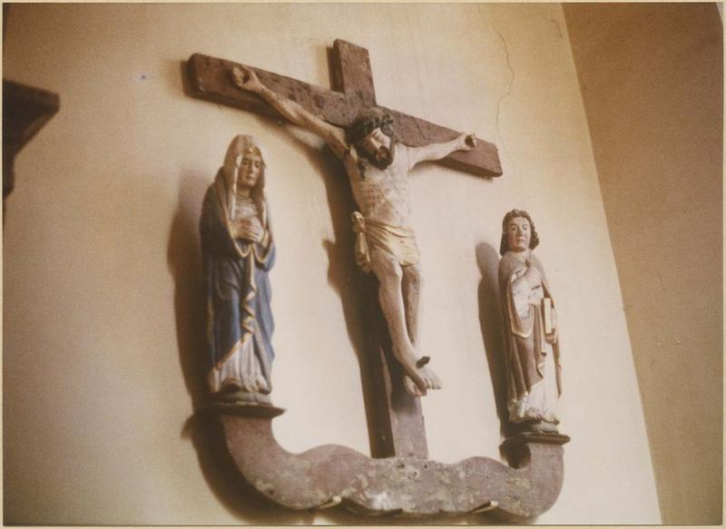 groupe sculpté : Christ en croix entre la Vierge et saint Jean (le), vue générale - © Ministère de la Culture (France), Médiathèque du patrimoine et de la photographie (objets mobiliers), tous droits réservés