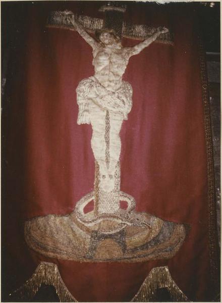 bannière de procession : Christ en croix (le), vue générale - © Ministère de la Culture (France), Médiathèque du patrimoine et de la photographie (objets mobiliers), tous droits réservés