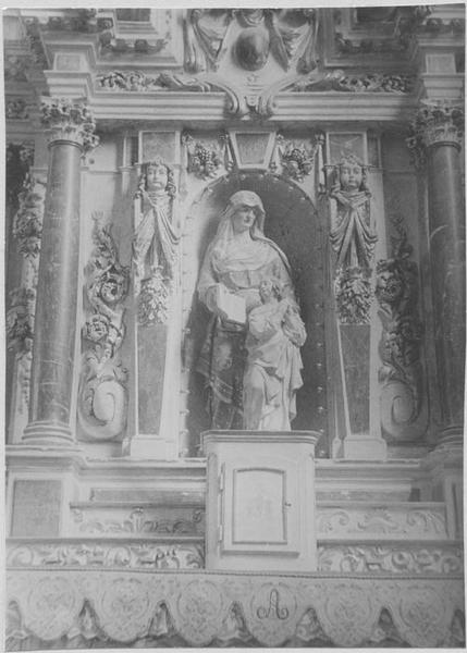 autel, retable, groupe sculpté : sainte Anne et la Vierge, vue partielle - © Ministère de la Culture (France), Médiathèque du patrimoine et de la photographie (objets mobiliers), tous droits réservés