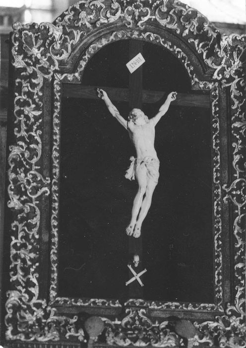 statue : Christ en croix
