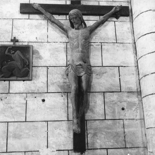 statue : Christ en croix