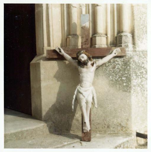 statue : Christ en croix, restauré par Mainponte en 1973