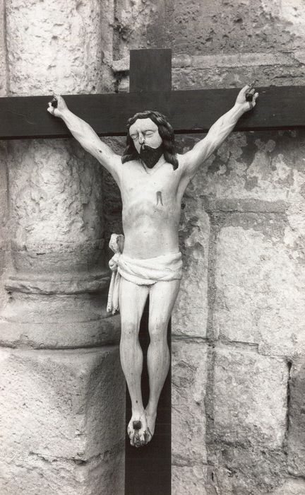 statue : Christ en croix