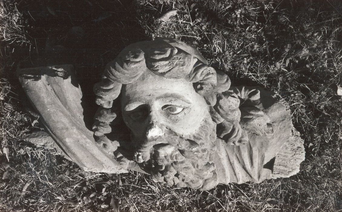 sculpture (fragment de baldaquin)