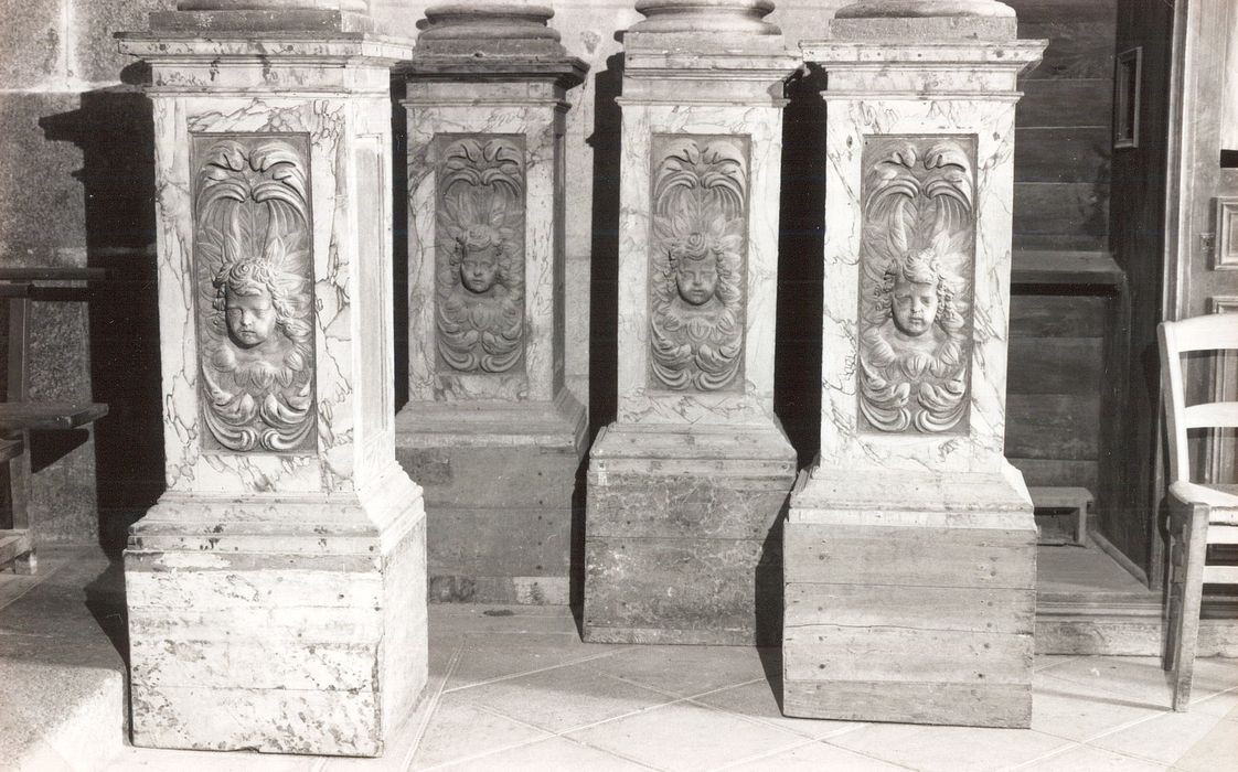 quatre socles de colonnes torses