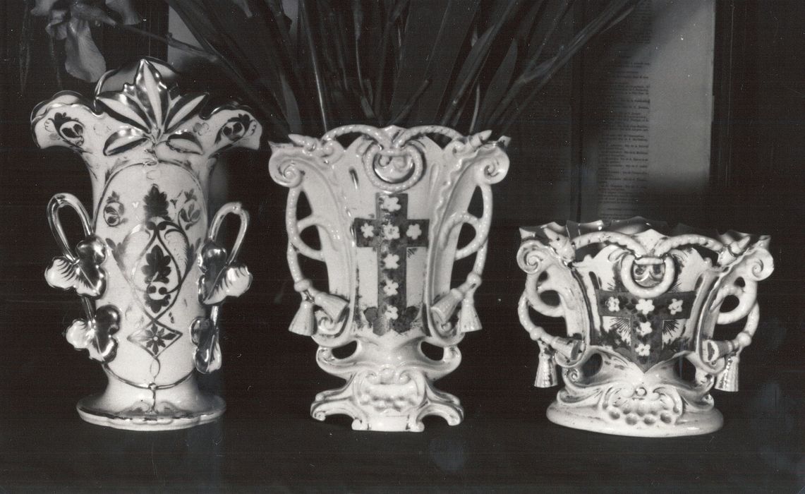 Huit vases décoratifs