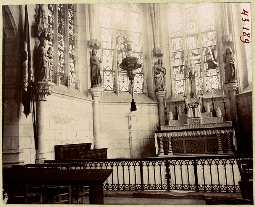 statues : sainte Marie-Madeleine, sainte Menéhoulde, Vierge à l'Enfant à la Colombe, Christ ressuscité apparaissant à un jardinier (le)