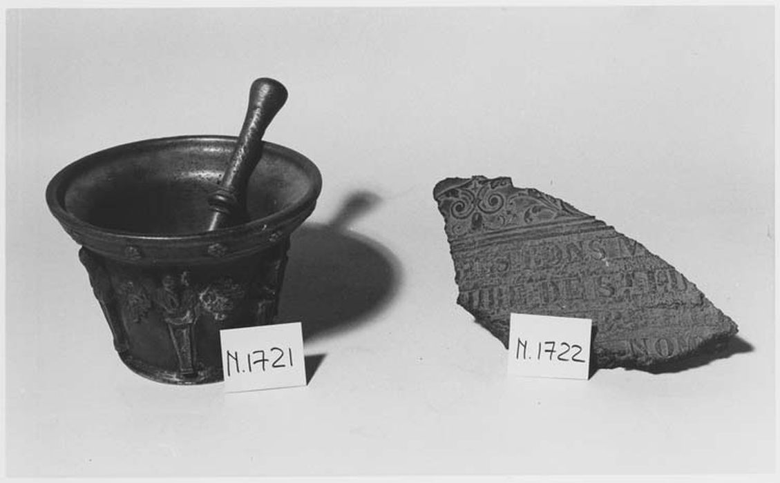 Mortier et son pilon, cloche (fragment)