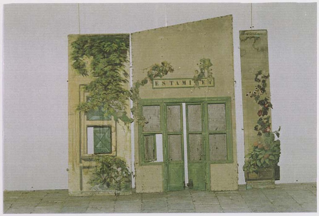 décors de théâtre (3) : trompe l’oeil d’une façade d’un estaminet