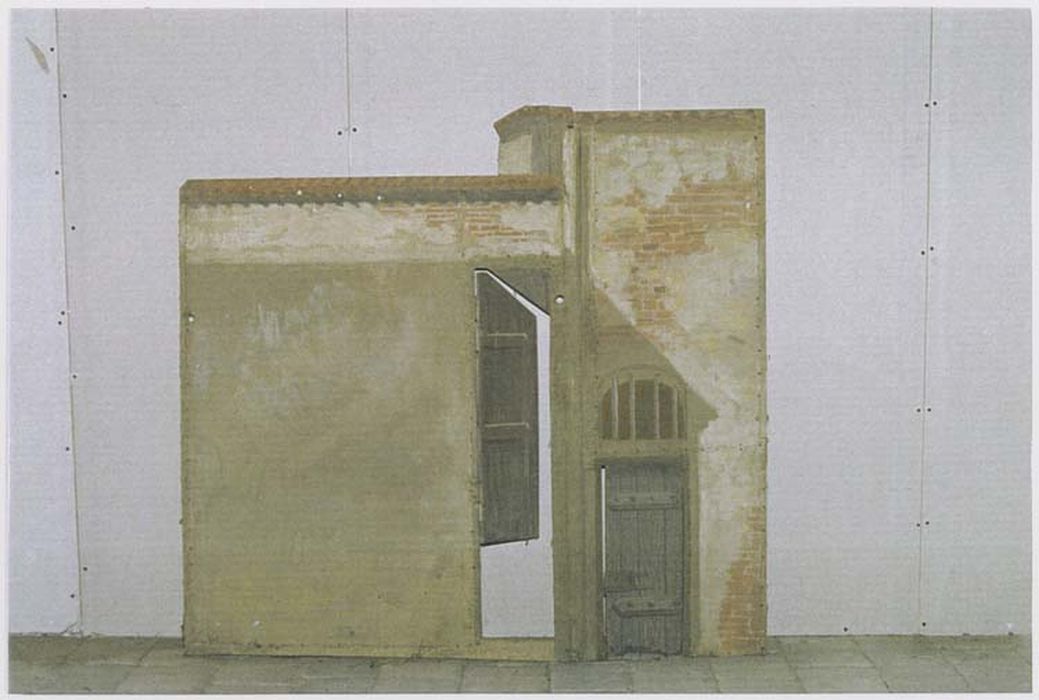 décor de théâtre (2) : Trompe l’oeil d’un mur de clôture en brique