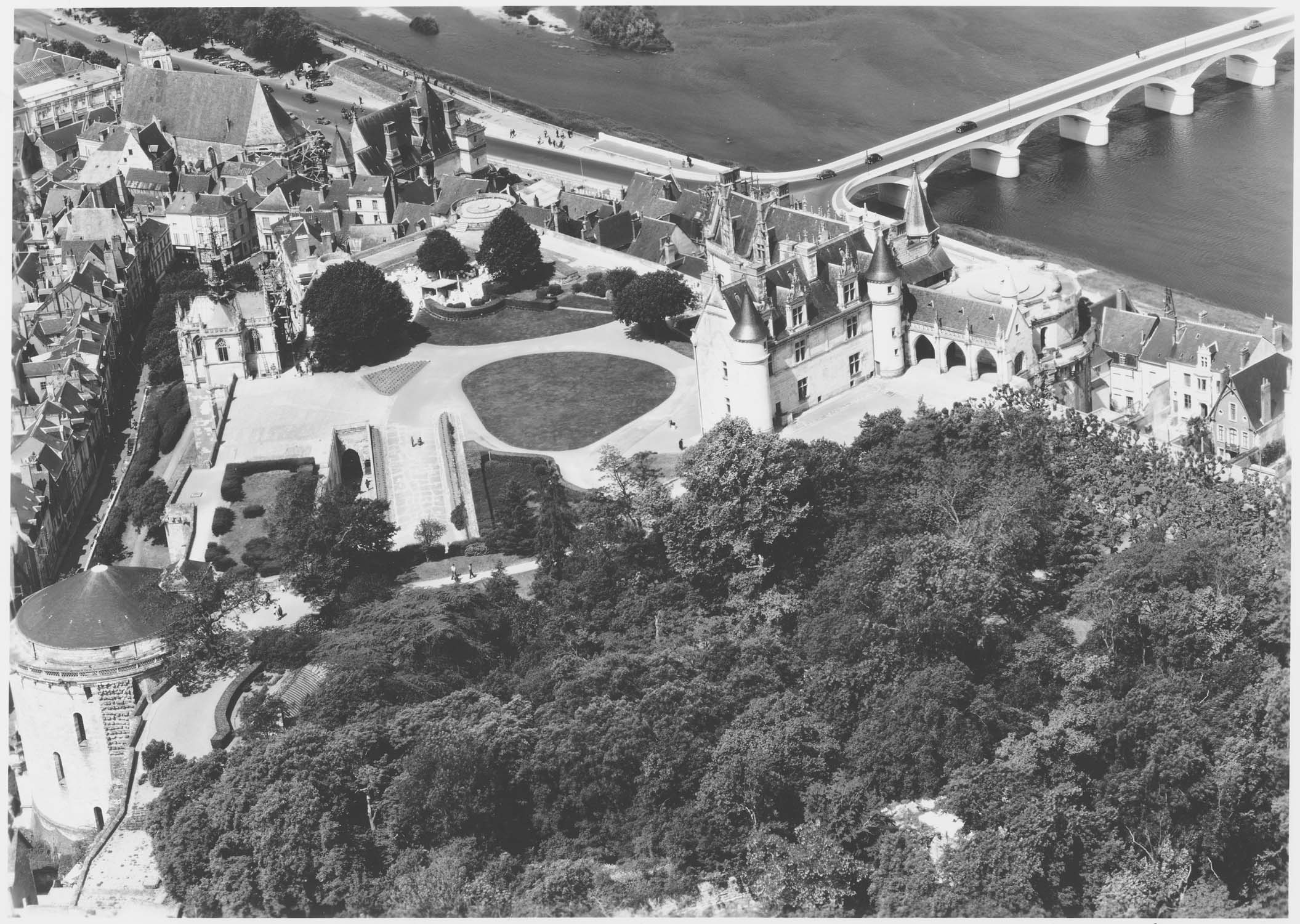 Château et pont sur la Loire