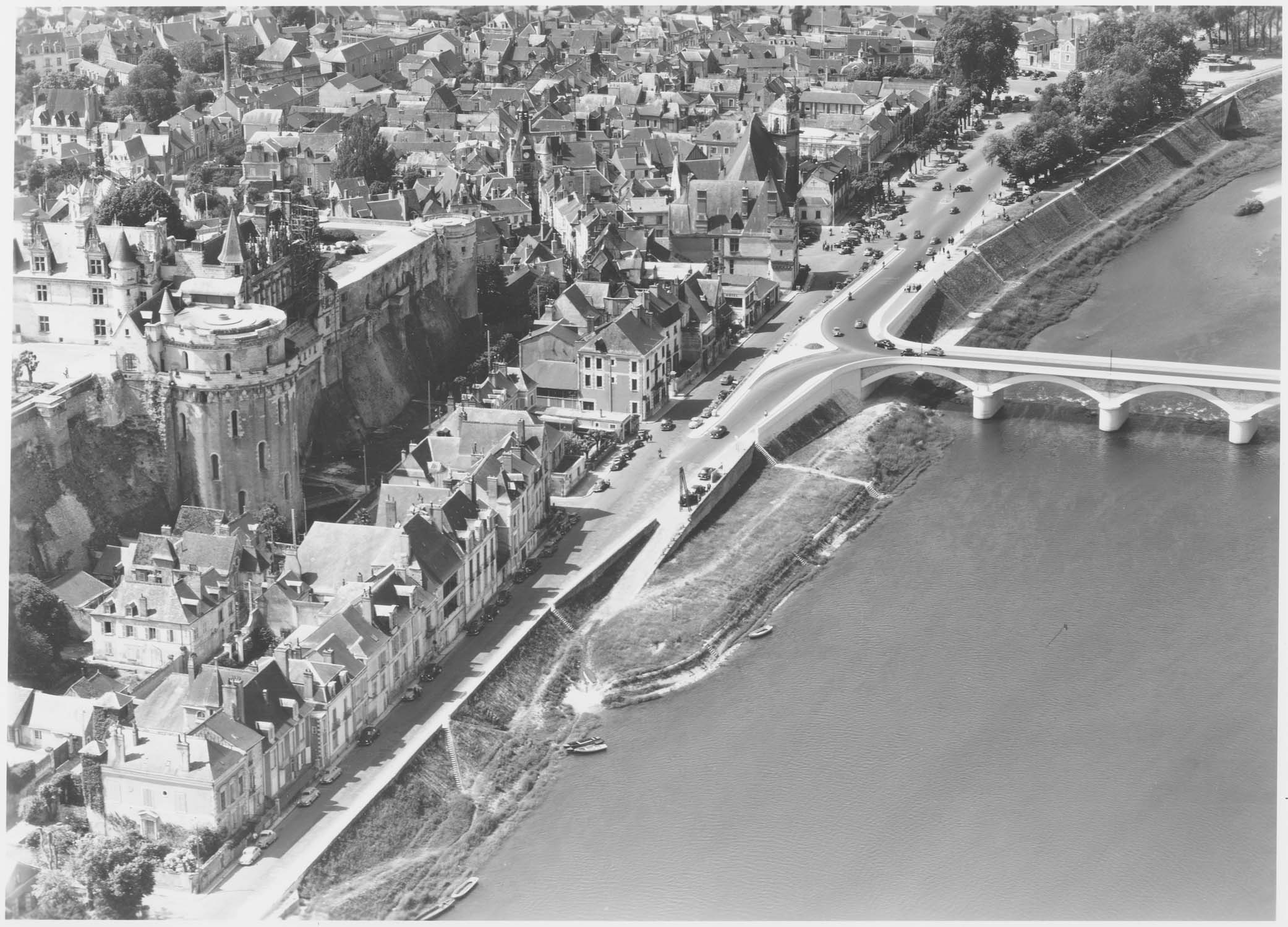 Château et pont sur la Loire