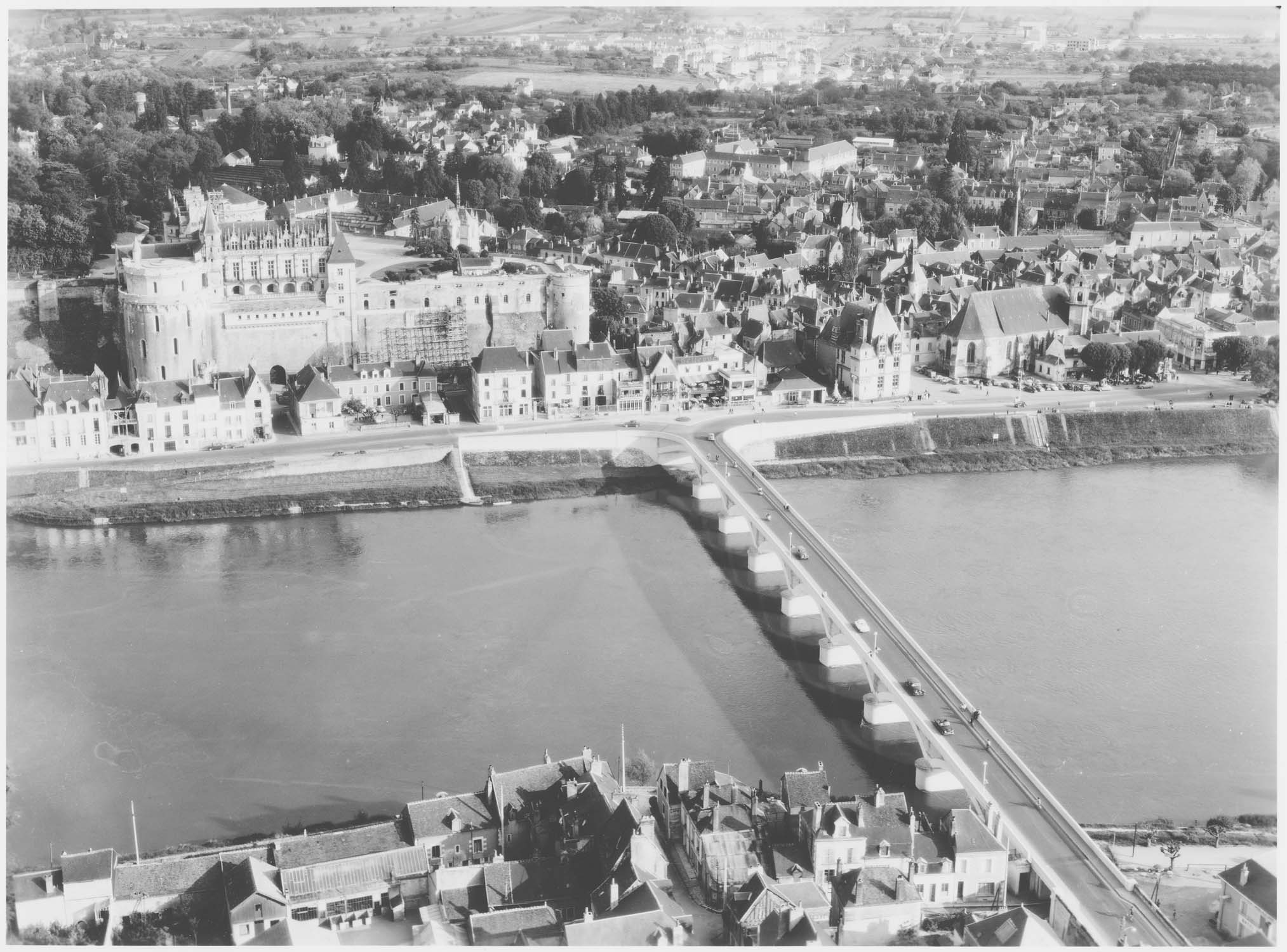 Château et pont sur la Loire