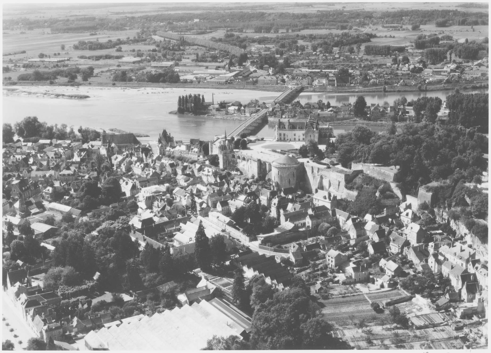 Château et pont sur la Loire