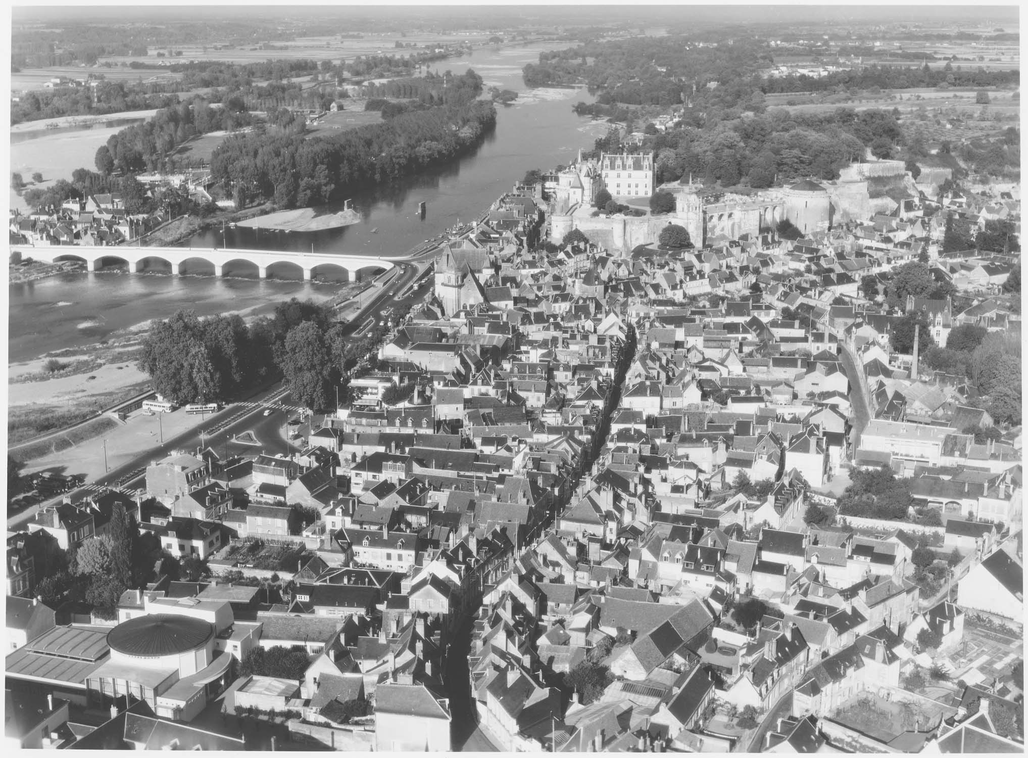 Château et pont sur la Loire