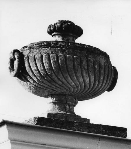 vase décoratif - © Ministère de la Culture (France), Médiathèque du patrimoine et de la photographie (objets mobiliers), tous droits réservés