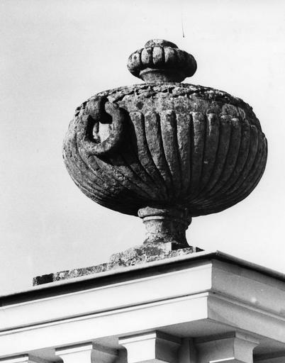 vase décoratif - © Ministère de la Culture (France), Médiathèque du patrimoine et de la photographie (objets mobiliers), tous droits réservés