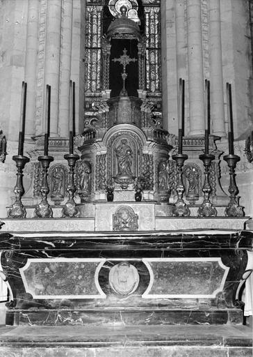 autel , gradins, tabernacle, son dais et contre-table, 6 chandeliers, bois sculpté et doré - © Ministère de la Culture (France), Médiathèque du patrimoine et de la photographie (objets mobiliers), tous droits réservés