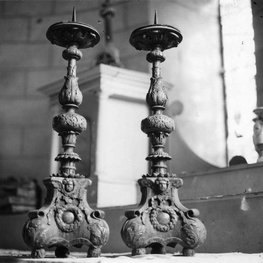 chandeliers d'autel (2) (garniture d'autel)