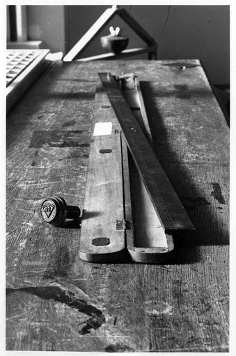 instrument de mesure (mètre étalon, poinçon d'orfèvrerie départemental)