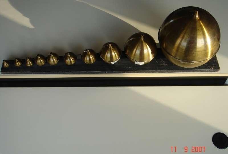 cabinet de physique du lycée René-Descartes : 52 instruments de démonstration de phénomènes physiques. Résonateurs de Hemholtz. - © Ministère de la Culture (France), Médiathèque du patrimoine et de la photographie (objets mobiliers), tous droits réservés