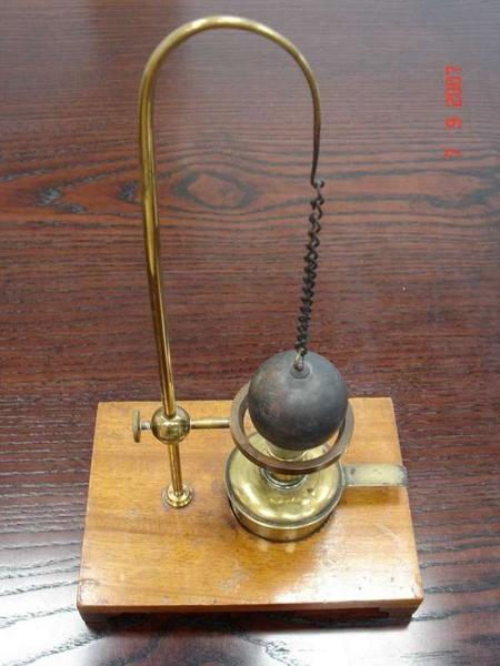 cabinet de physique du lycée René-Descartes : 52 instruments de démonstration de phénomènes physiques. Anneau de S'Gravesande. - © Ministère de la Culture (France), Médiathèque du patrimoine et de la photographie (objets mobiliers), tous droits réservés