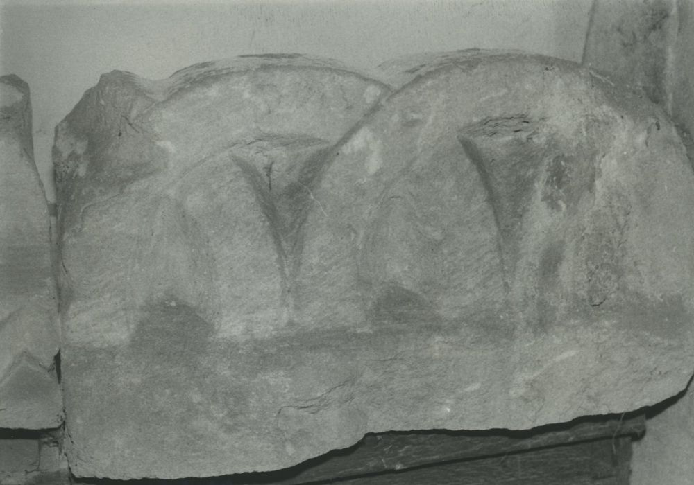Fragment architectural : Frise décorée d'un motif de festons entrecroisées