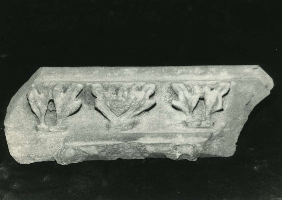 fragment architectural : Corniche de la chapelle des Boucicaut présentant de feuilles