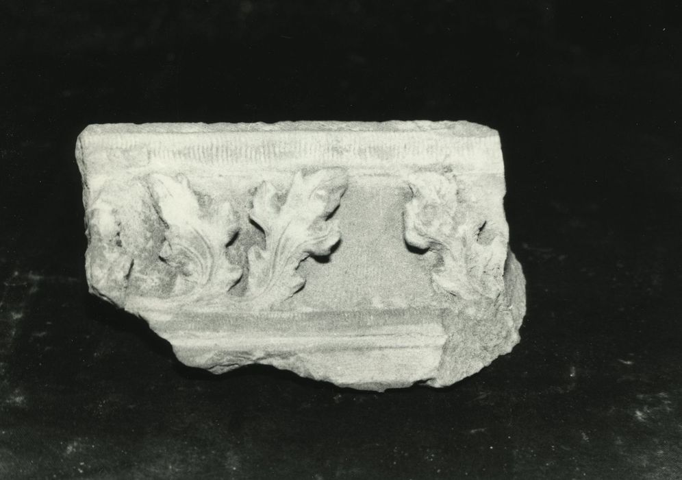 fragment architectural : Corniche de la chapelle des Boucicaut présentant de feuilles