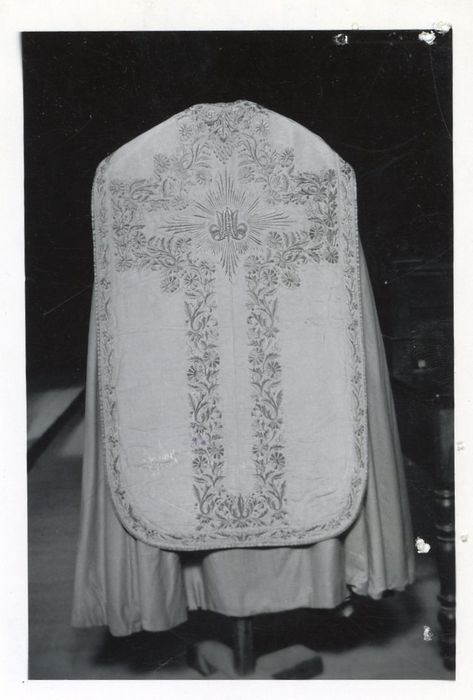 Chasuble, étole, manipule, bourse, voile de calice (voile du calice à deux faces)