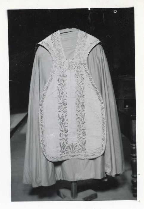 Chasuble, étole, manipule, bourse, voile de calice (voile du calice à deux faces)