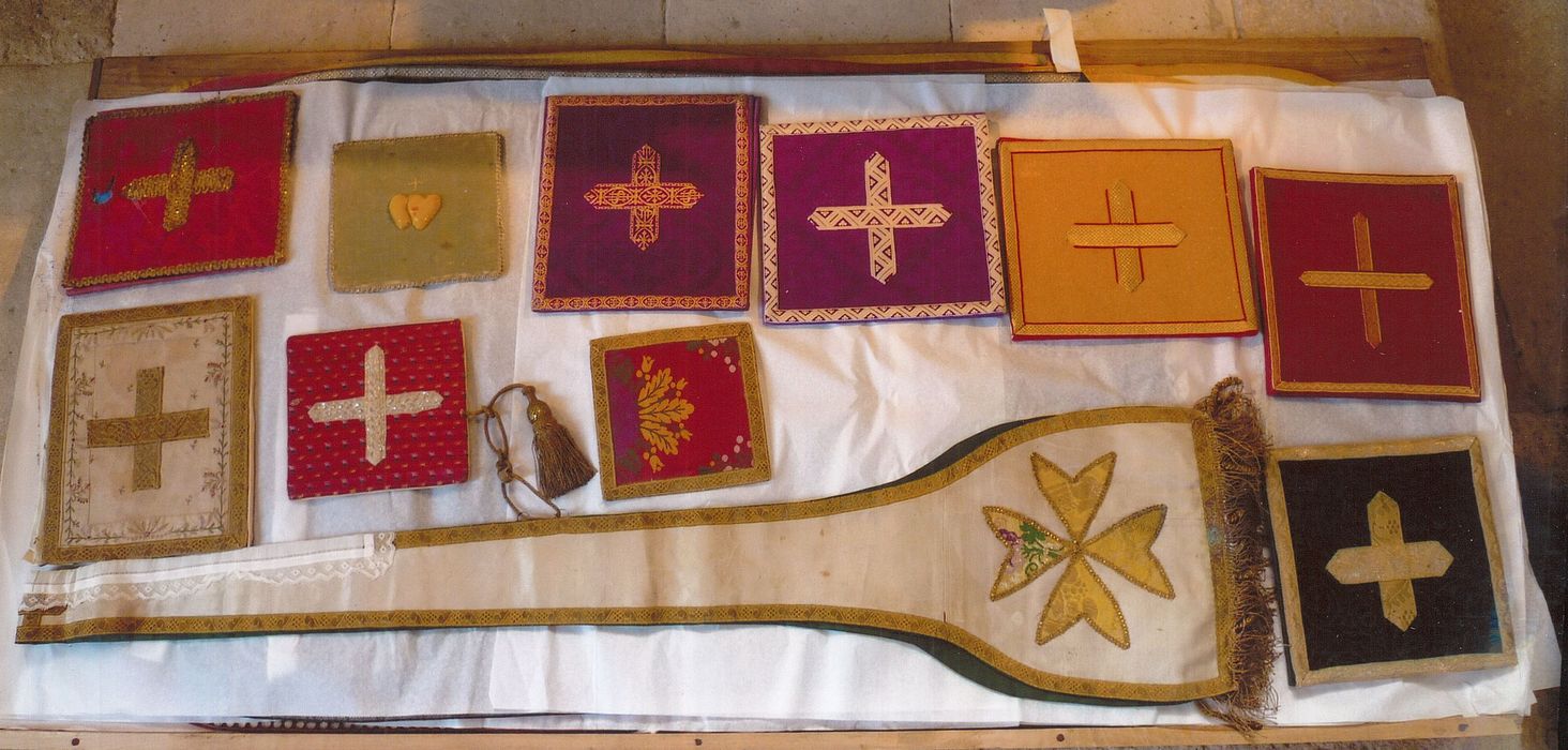 ensemble d'ornements liturgiques
