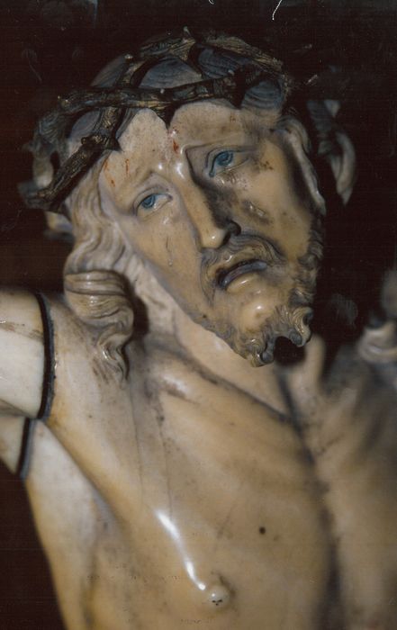 statue : Christ en croix, détail