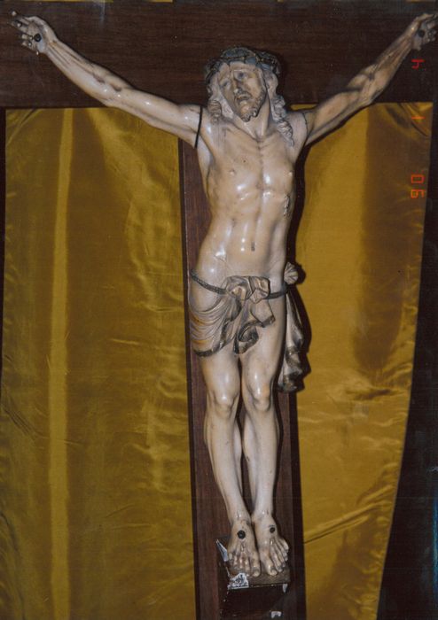 statue : Christ en croix, vue générale