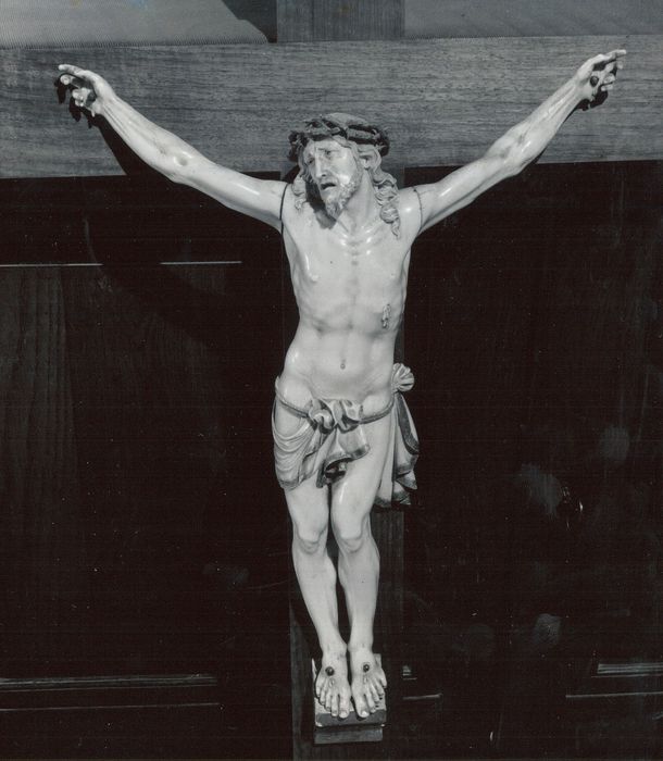 statue : Christ en croix, vue générale