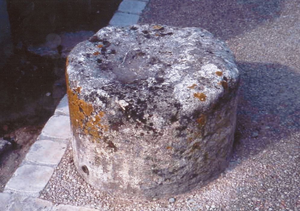 pied de la cuve baptismale