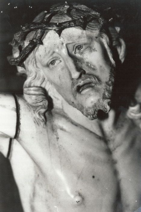 statue : Christ en croix, détail