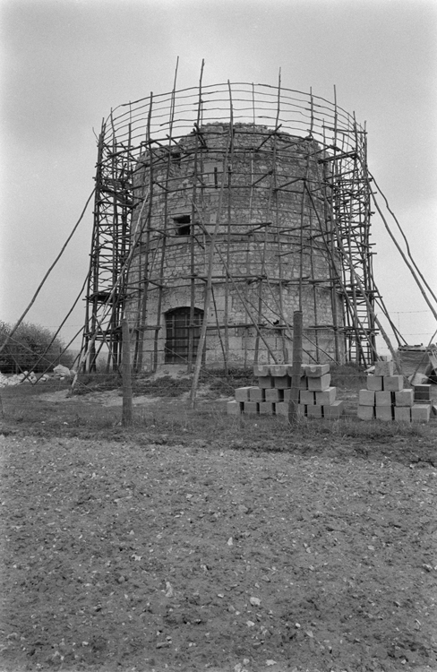 Vue d’ensemble du moulin en  cours de restauration