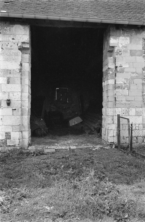 Grange : porte sur un des murs gouttereaux du bâtiment