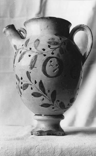 pot à pharmacie (chevrette) - © Ministère de la Culture (France), Médiathèque du patrimoine et de la photographie (objets mobiliers), tous droits réservés