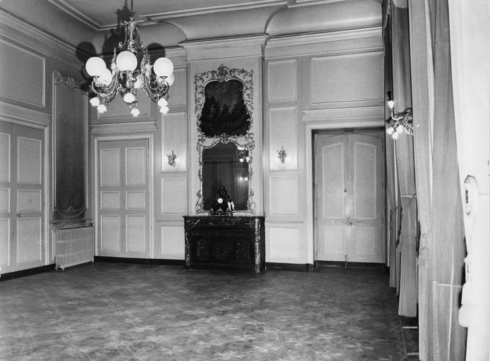 lambris de revêtement peints, parquet mosaïqué, cheminée en marbre, trumeau de cheminée avec glace et panneau peint, cadre doré et sculpté - © Ministère de la Culture (France), Médiathèque du patrimoine et de la photographie (objets mobiliers), tous droits réservés